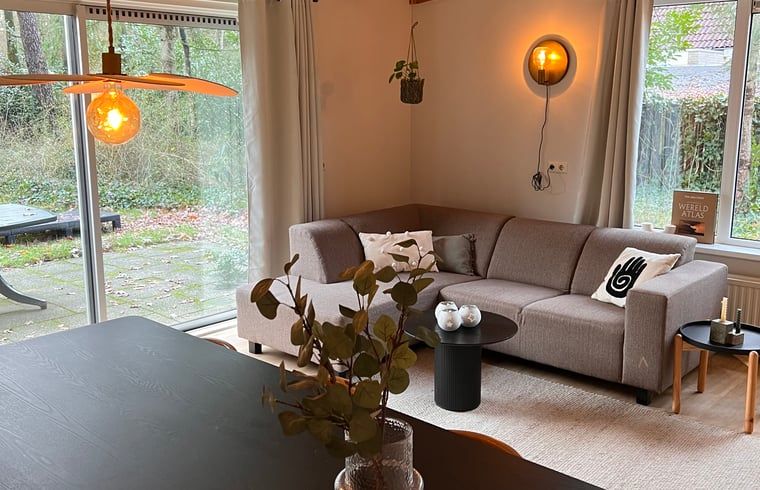 Gemuetliches Wohnzimmer des Ferienhauses in Hellendoorn, Salland mit Blick auf die Terrasse.