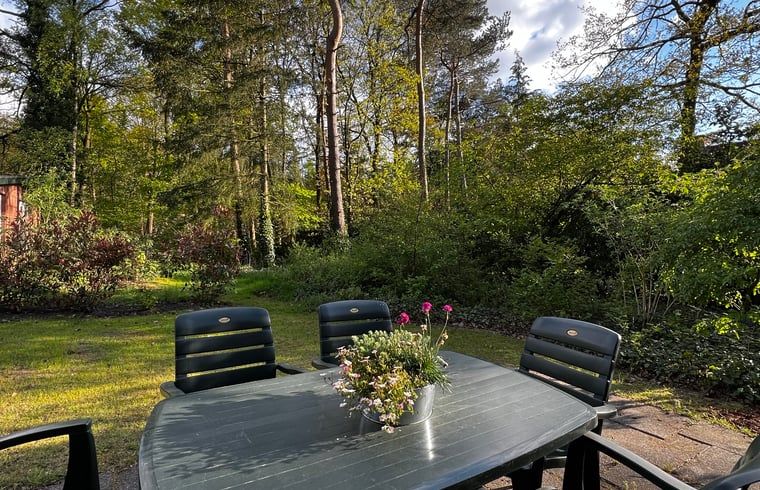 Aussenbereich mit Gartenmoebeln im Ferienhaus in Hellendoorn, Overijssel.