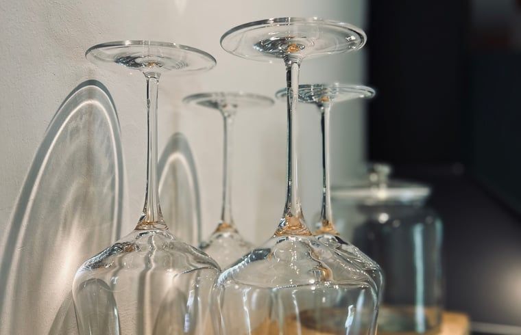 Glaeser auf einem Regal in der Kueche eines Ferienhauses in Hellendoorn, Salland.