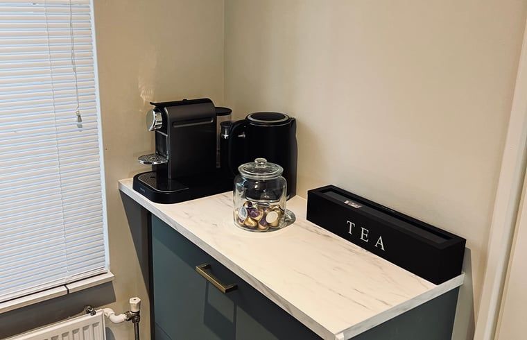 Kaffee-Ecke in der Kueche eines Ferienhauses in Hellendoorn, Overijssel.