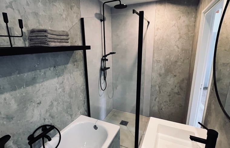 Stilvolles Badezimmer im Ferienhaus in Hellendoorn, Salland, Overijssel.