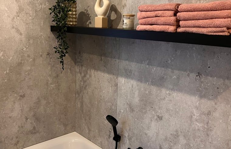 Detail des Badezimmers mit Handtuechern im Ferienhaus in Hellendoorn, Salland.