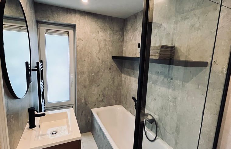 Moderne Badewanne im Ferienhaus in Hellendoorn, Salland, Overijssel.