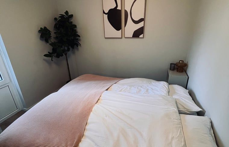 Gemuetliches Schlafzimmer mit Kunst im Ferienhaus in Hellendoorn, Salland.