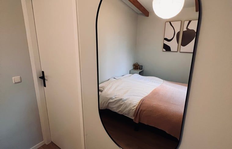 Schlafzimmer mit Spiegel im Ferienhaus in Hellendoorn, Overijssel.