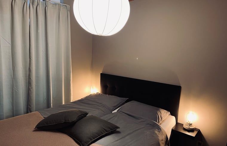 Beleuchtetes Schlafzimmer im Ferienhaus in Hellendoorn, Salland, Overijssel.