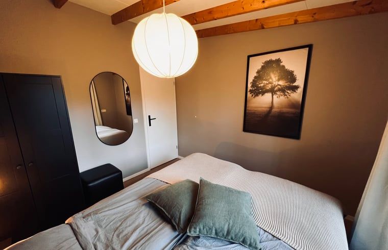 Schlafzimmer mit Holzbalken im Ferienhaus in Hellendoorn, Salland.