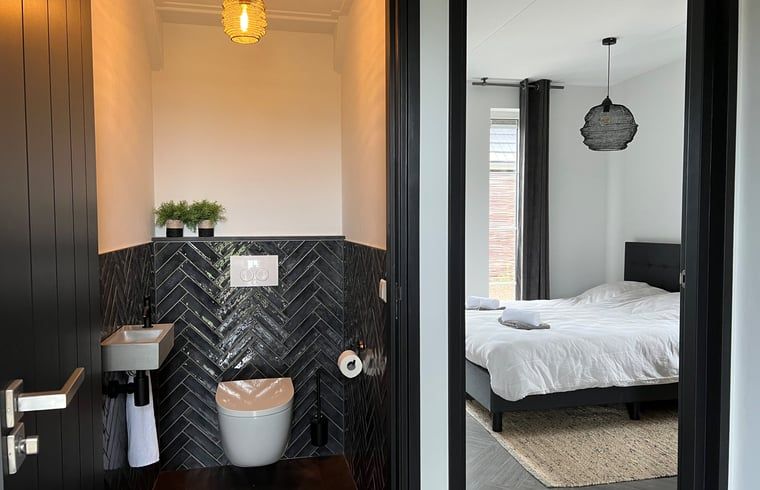 Moderne badkamer en slaapkamer in Vakantiehuis in Hellendoorn, comfort in Salland, Overijssel.