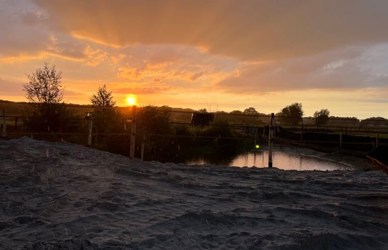 Zonsondergang in de omgeving van Vakantiehuis in Hellendoorn, schilderachtig landschap in Salland, Overijssel.