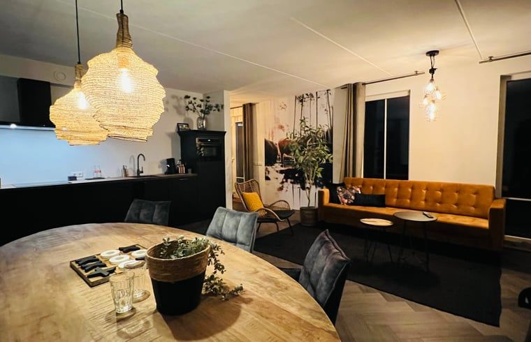 Sfeervolle eetkamer in Vakantiehuis in Hellendoorn met warme verlichting in Salland, Overijssel.