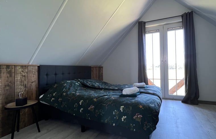 Knusse slaapkamer op zolder in Vakantiehuis in Hellendoorn met uitzicht op Salland, Overijssel.