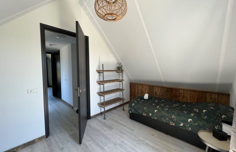 Ruime slaapkamer in Vakantiehuis in Hellendoorn met rustieke inrichting in Salland, Overijssel.