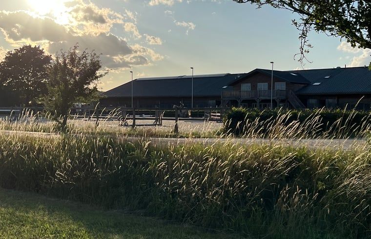 Omgeving van Vakantiehuis in Hellendoorn bij zonsondergang, rustieke schoonheid in Salland, Overijssel.