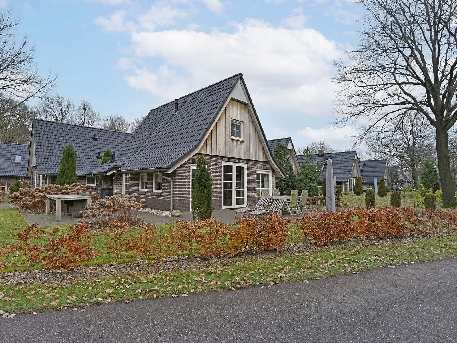 Freistehendes Haus in Hellendoorn, ein charmantes Ferienhaus in Salland, Overijssel, umgeben von lndlicher Natur und einer einladenden Terrasse.