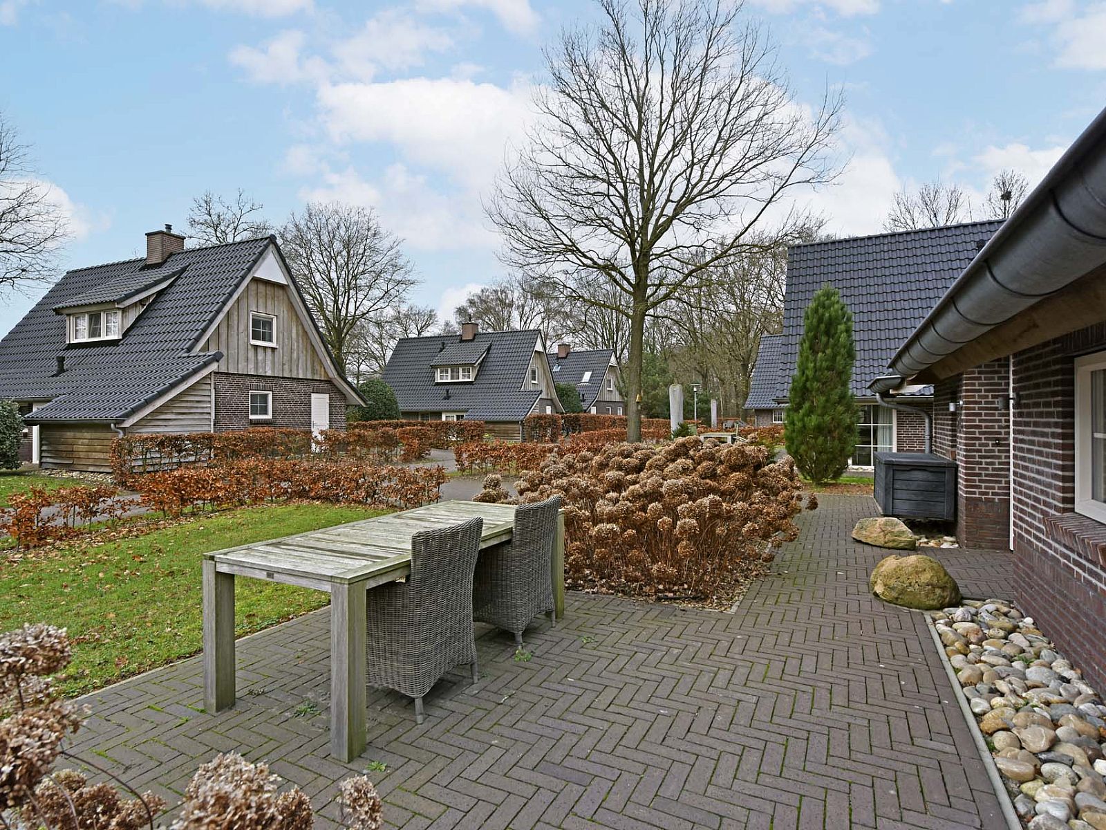 Genieen Sie die Terrasse des freistehenden Hauses in Hellendoorn, ein Ferienhaus im grnen Salland, Overijssel.