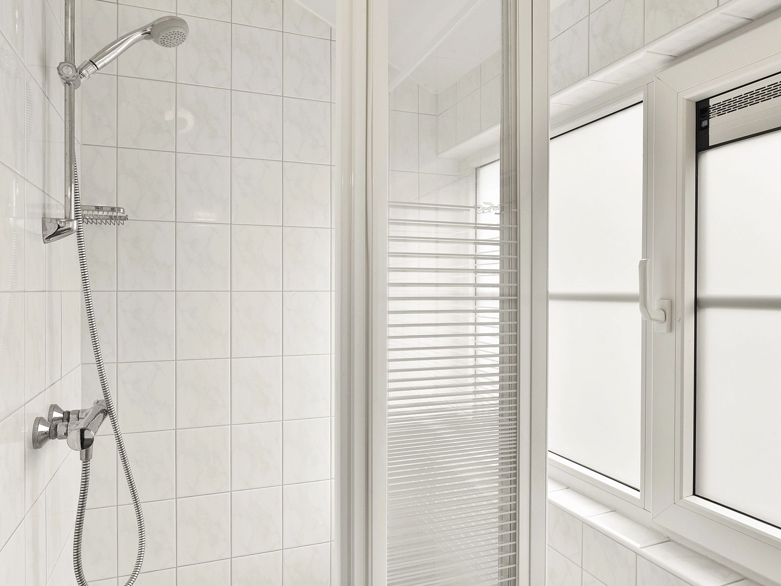 Covered table at Landgoed De Hellendoornse Berg bungalow, Haarle, Overijssel.