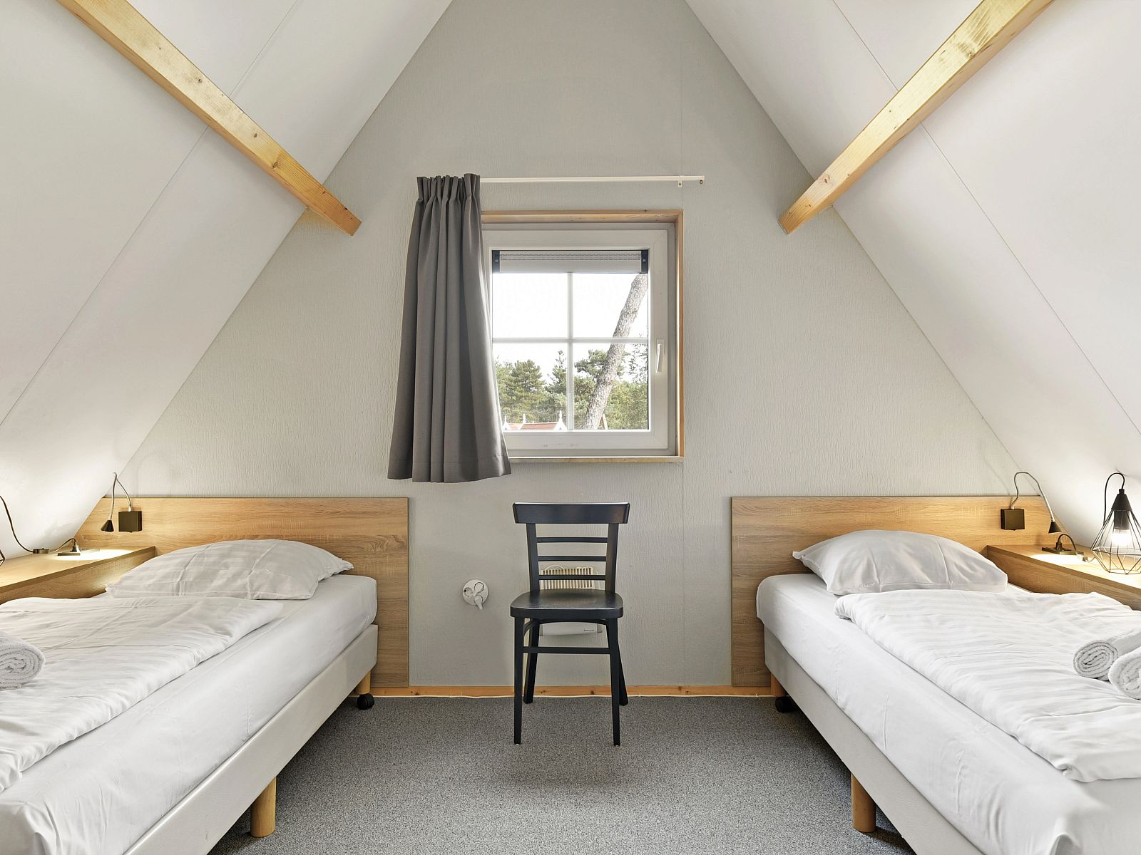 Comfortable bedroom in Landgoed De Hellendoornse Berg bungalow, Haarle, Overijssel.