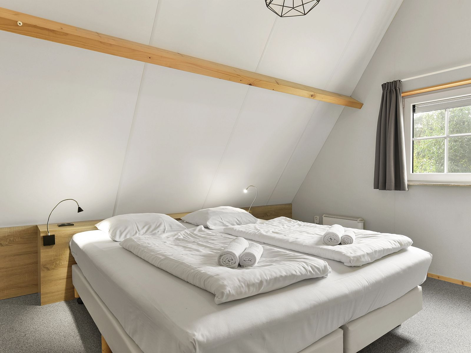 Two bedrooms in Landgoed De Hellendoornse Berg 8-person bungalow, Haarle, Overijssel.