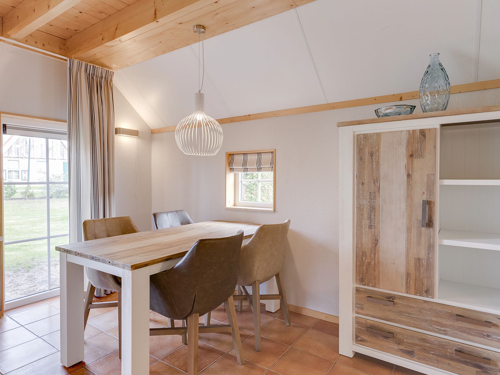 Buitenkant van Landgoed De Hellendoornse Berg bungalow Notar met tuin in Haarle, Salland, Overijssel.