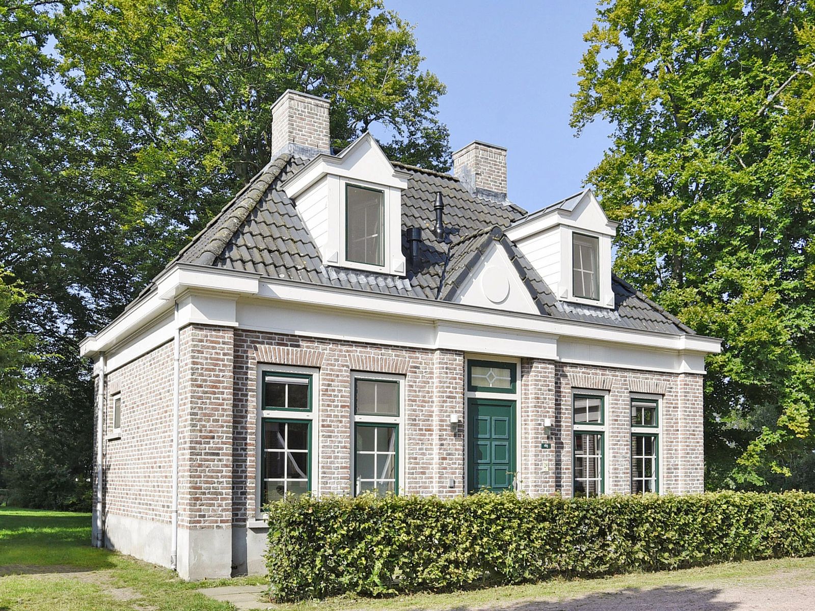 Lichte binnenruimte in Landgoed De Hellendoornse Berg bungalow Notar, Haarle, met uitzicht op de tuin.