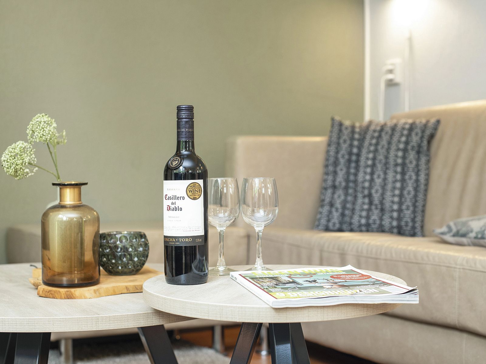 Essecke im Landgoed De Hellendoornse Berg Bungalow Notar, Haarle, mit Blick auf die gruene Umgebung.