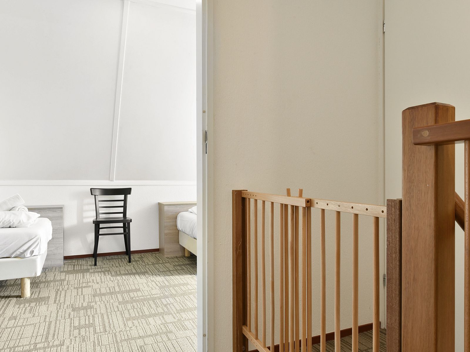 Terrasse mit Sonnenschirm im Landgoed De Hellendoornse Berg Bungalow Notar, Haarle, ideal fuer Mahlzeiten im Freien.