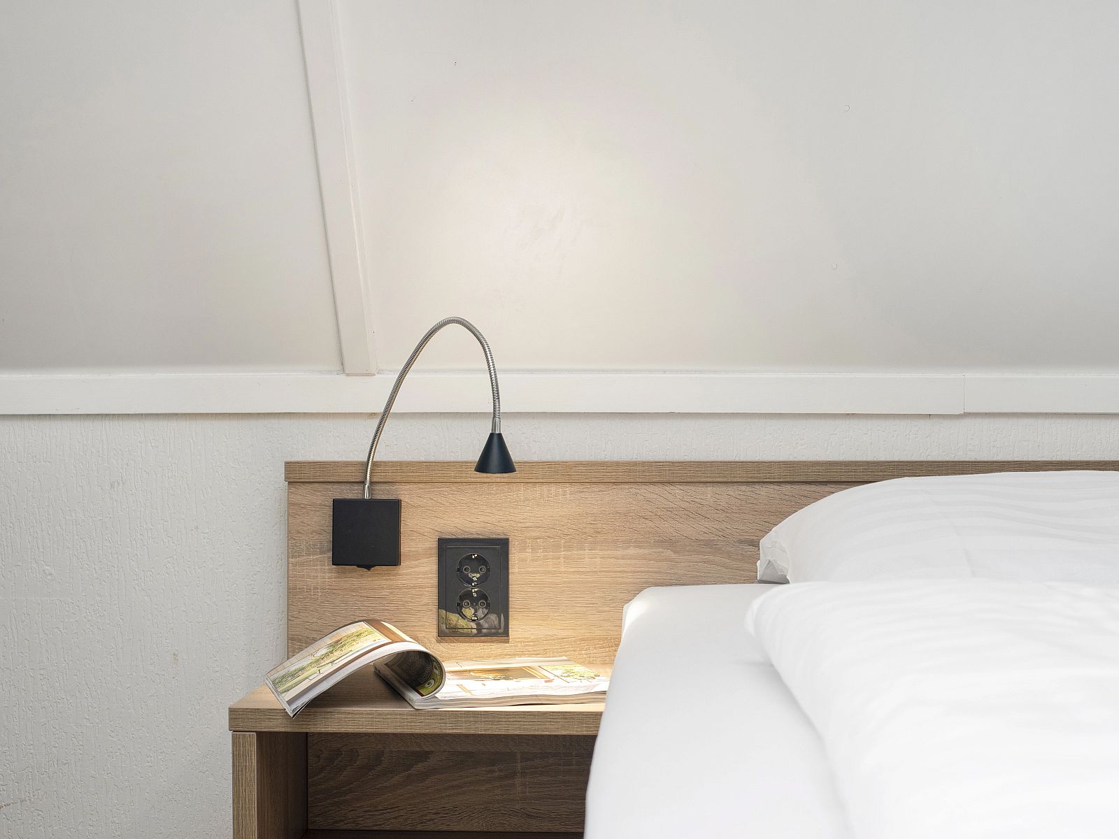 Komfortables Schlafzimmer in Landgoed De Hellendoornse Berg Bungalow Notar, Haarle, mit Doppelbett.