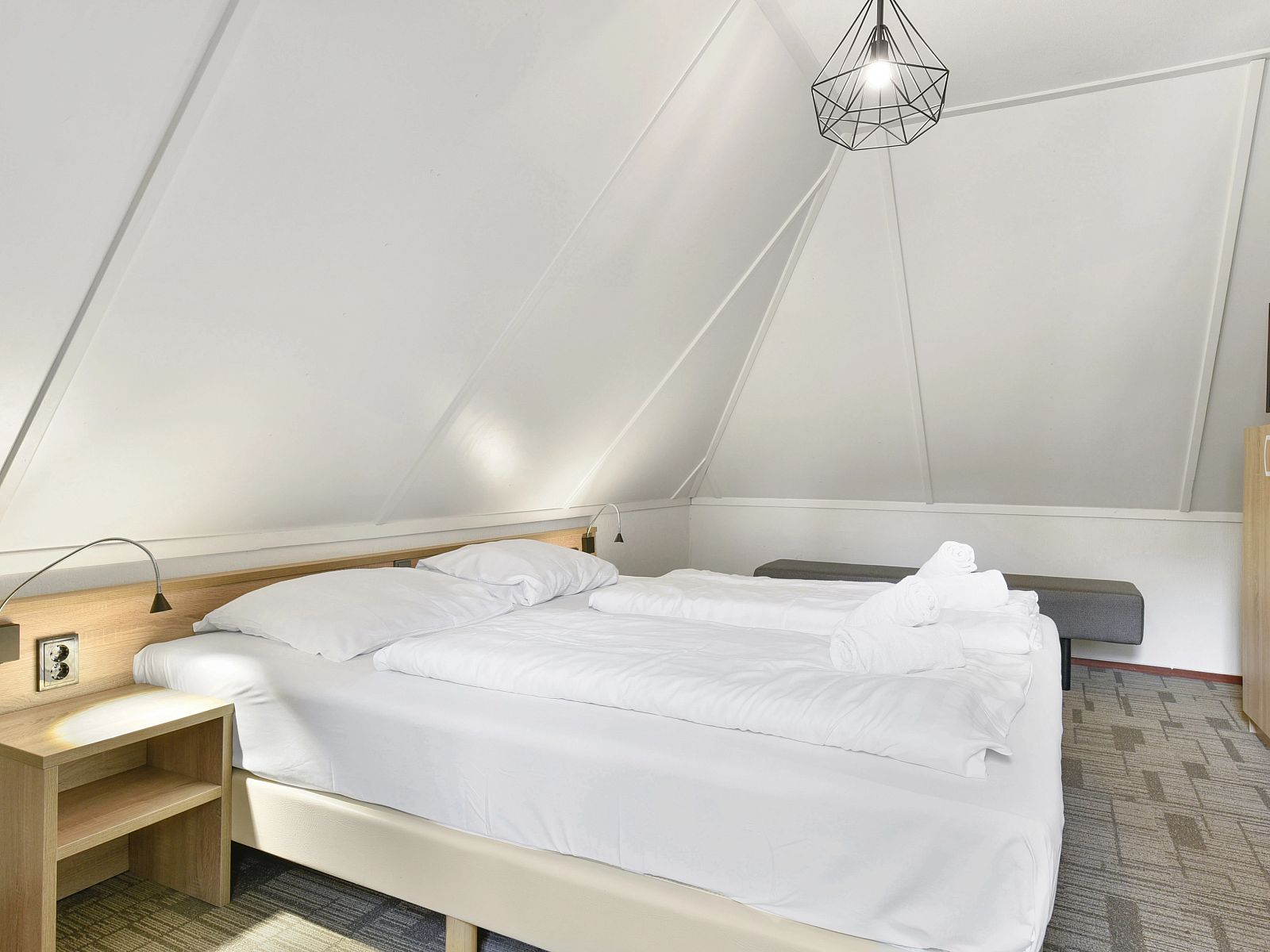 Kueche und Essbereich in Landgoed De Hellendoornse Berg Bungalow Notar, Haarle, mit modernen Geraeten.