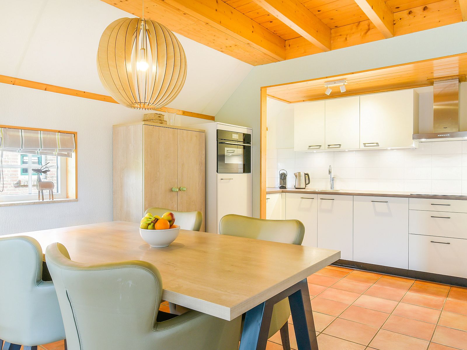 Voll ausgestattete Kueche in Landgoed De Hellendoornse Berg Bungalow Notar, Haarle, mit modernen Einrichtungen.