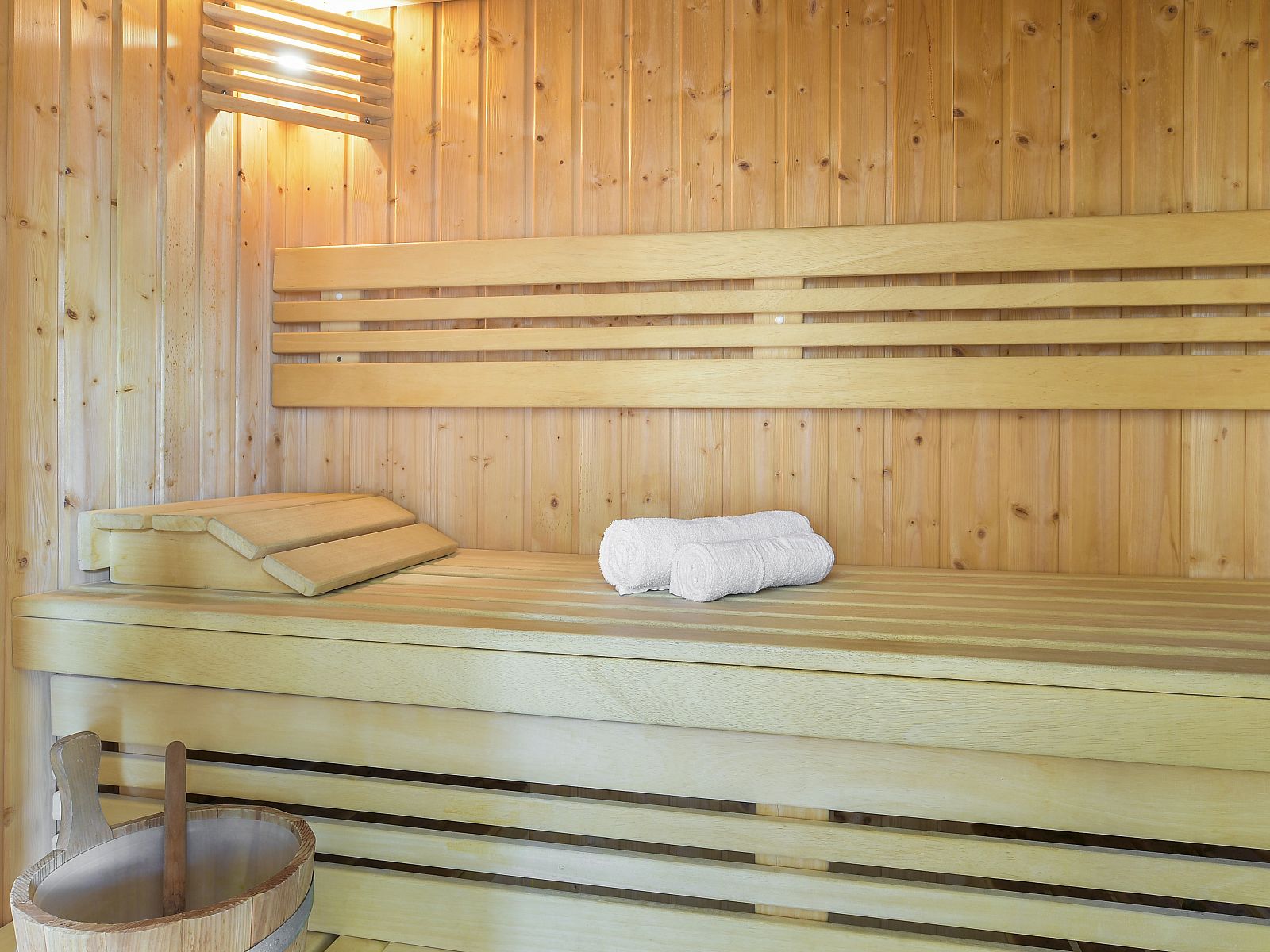 Badezimmer im Landgoed De Hellendoornse Berg Bungalow Notar, Haarle, mit bunten Fliesen und Badewanne.