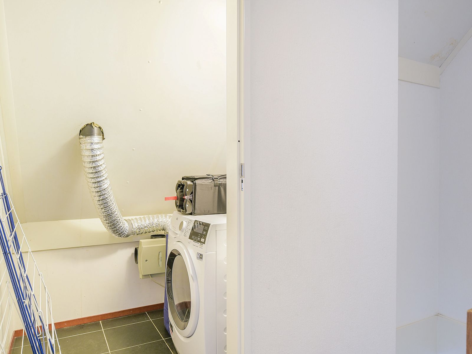 Zweites Schlafzimmer in Landgoed De Hellendoornse Berg Bungalow Notar, Haarle, mit Fernseher und bequemen Betten.