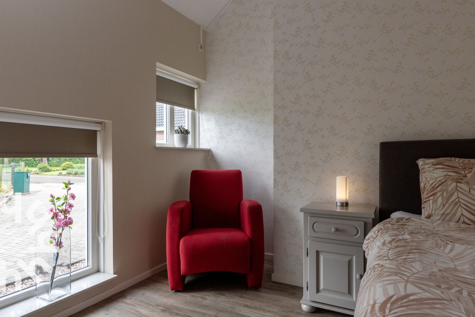 Badkamer met wastafel en raam in vakantiehuis OV218, Haarle, Hellendoorn, gelegen in Salland, Overijssel.