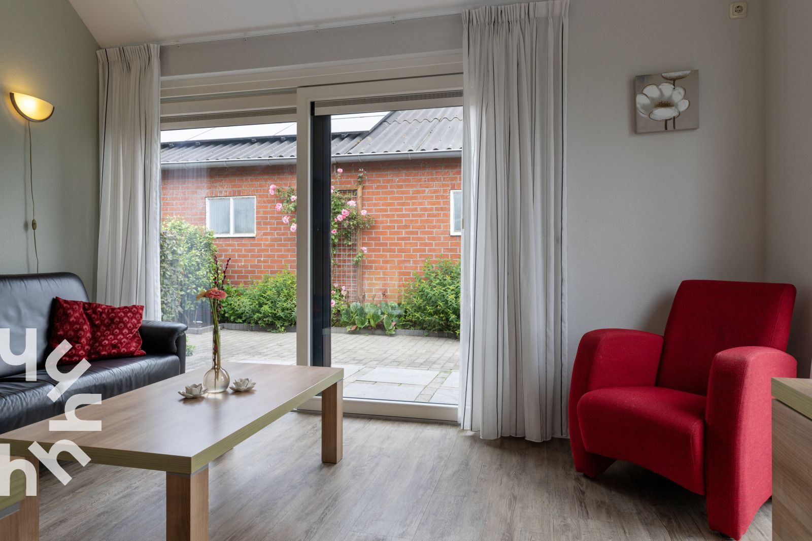 Slaapkamer met fauteuil in vakantiehuis OV218, Haarle, Hellendoorn, voor ontspanning in Salland, Overijssel.
