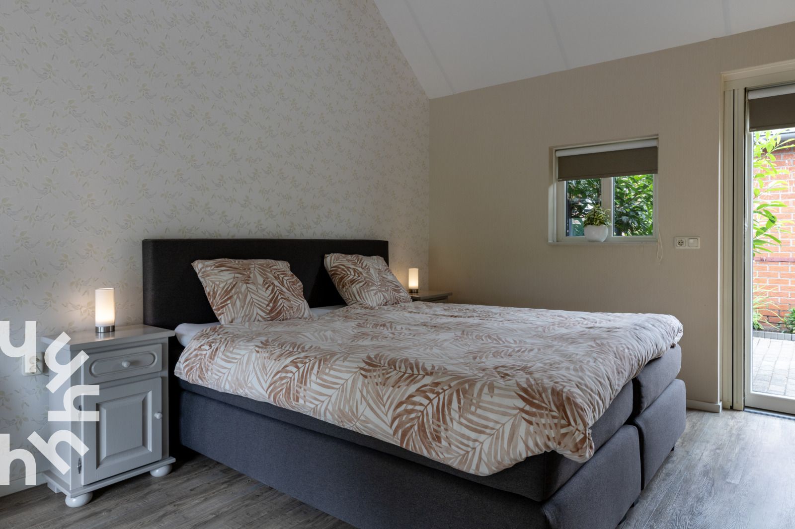 Vooraanzicht van vakantiehuis OV218 in Haarle, Hellendoorn, met groene omgeving in Salland, Overijssel.