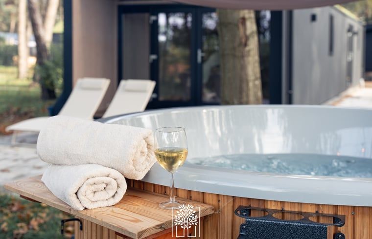 Ontspan in de jacuzzi bij Vakantiehuisje in Haarle, gelegen in het prachtige Salland, Overijssel.