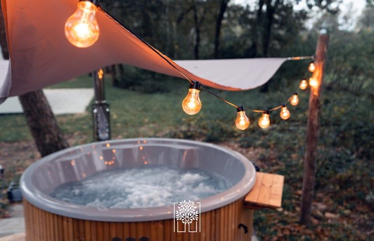 Geniet van sfeervolle verlichting bij de jacuzzi van Vakantiehuisje in Haarle, Hellendoorn.