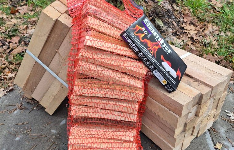 Houtblokken voor de open haard bij Vakantiehuisje in Haarle, ideaal voor een knusse avond in Salland.