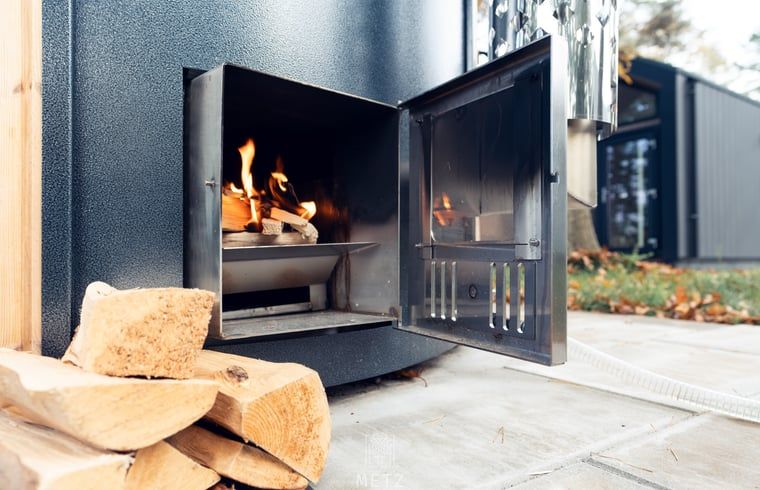 Open haard in Vakantiehuisje in Haarle, ideaal voor een warme en gezellige sfeer in Salland.