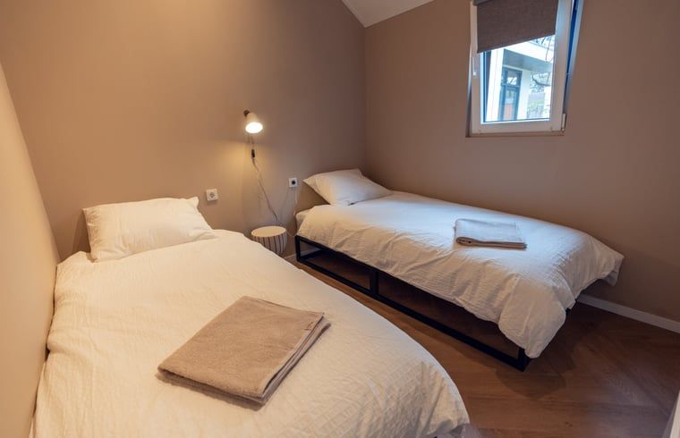 Comfortabele slaapkamer met twee bedden in Vakantiehuisje in Haarle, gelegen in het mooie Overijssel.