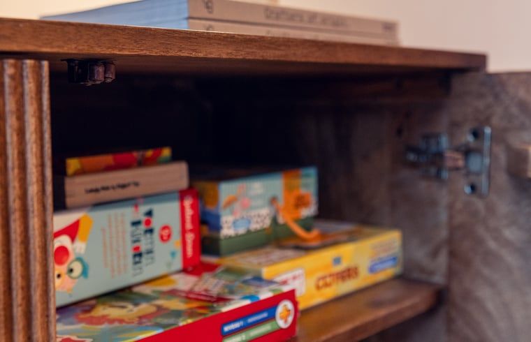 Spelletjeskast in Vakantiehuisje in Haarle, ideaal voor familieplezier in Salland, Overijssel.