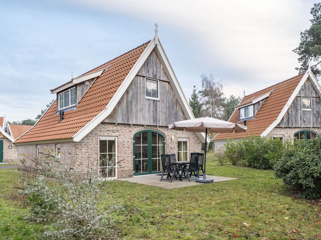 Aussenansicht auf Landgoed De Hellendoornse Berg 4-Personen-Bungalow Boere mit Terrasse, Haarle Hellendoorn, Salland, Overijssel.