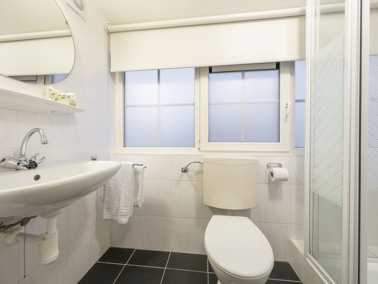 Stilvolles Badezimmer in Landgoed De Hellendoornse Berg 4-Personen-Bungalow Boere, Haarle Hellendoorn, Salland, Overijssel.