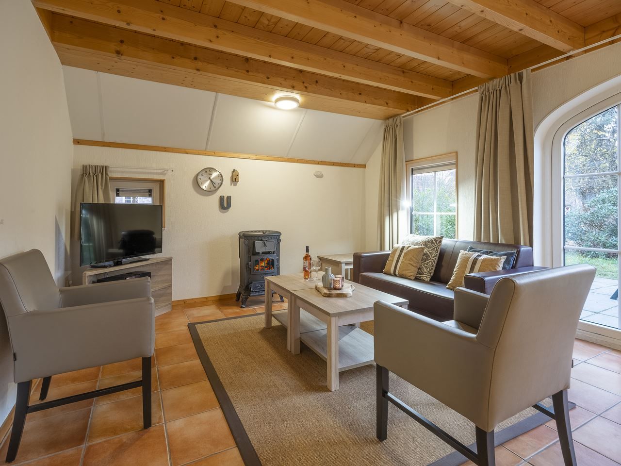 Geraeumiges Wohnzimmer mit Fernseher in Landgoed De Hellendoornse Berg 4-Personen-Bungalow Boere, Haarle Hellendoorn, Salland, Overijssel.