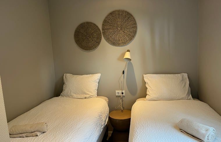 Schlafzimmer mit Doppelbett in einem Ferienhaus in Haarle, ideal fuer einen Familienurlaub in Salland, Overijssel.