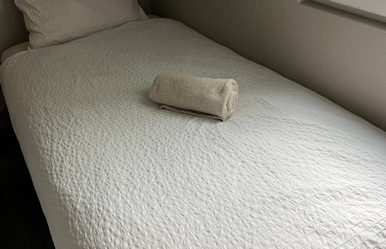 Gemuetliche Einzelbetten im Ferienhaus in Haarle, fuer einen erholsamen Aufenthalt in Hellendoorn, Overijssel.