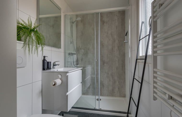 Stilvolles Badezimmer im Ferienhaus in Haarle, bietet Komfort und Luxus in Hellendoorn, Overijssel.