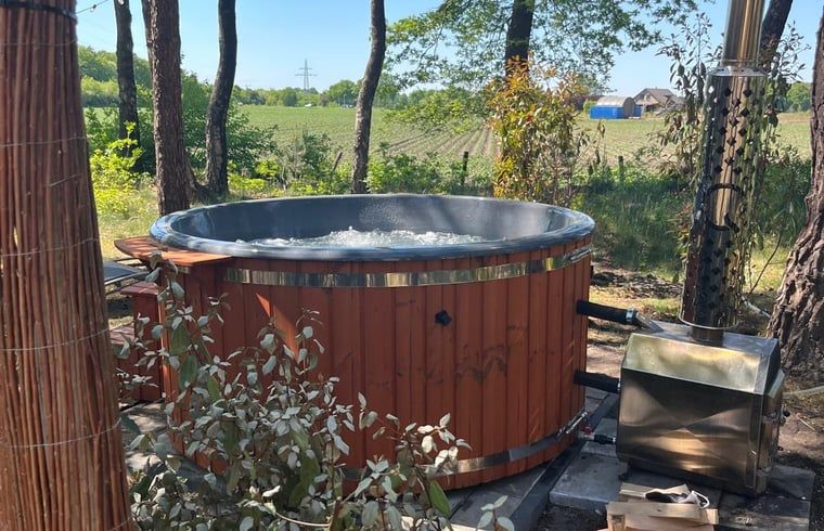 Holz-Whirlpool im Freien im Ferienhaus in Haarle, geniessen Sie die ruhige Umgebung in Salland, Overijssel.