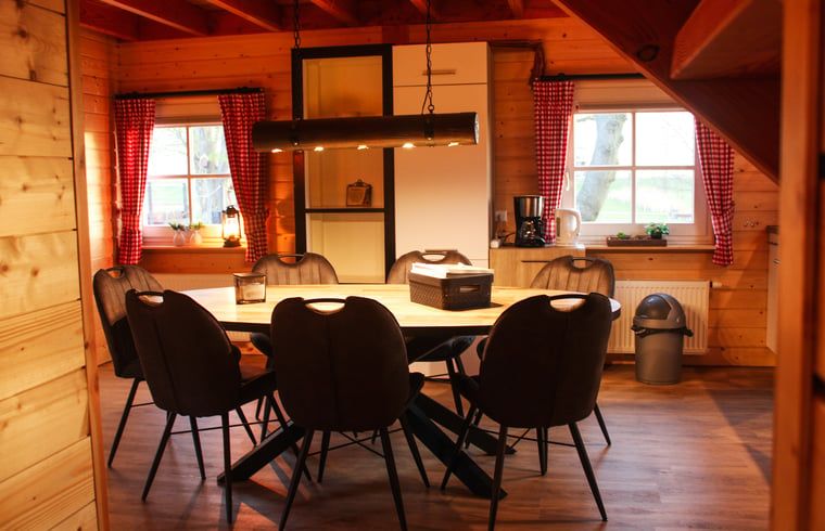 Cozy dining area in Cottage in Hasselt, cozy vacation home in Salland, Overijssel.