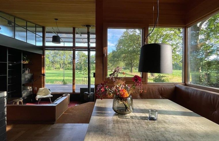 Binnenruimte van Vakantiehuis in Lettele met uitzicht op groene velden, Salland, Overijssel.