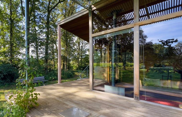 Veranda van Vakantiehuis in Lettele met uitzicht op de natuur van Salland, Overijssel.